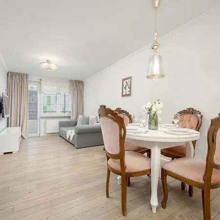 Near Metro Swietokrzyska By Renters Apartamento